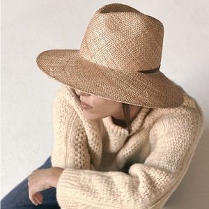 Janessa Leone Bess hat Medium